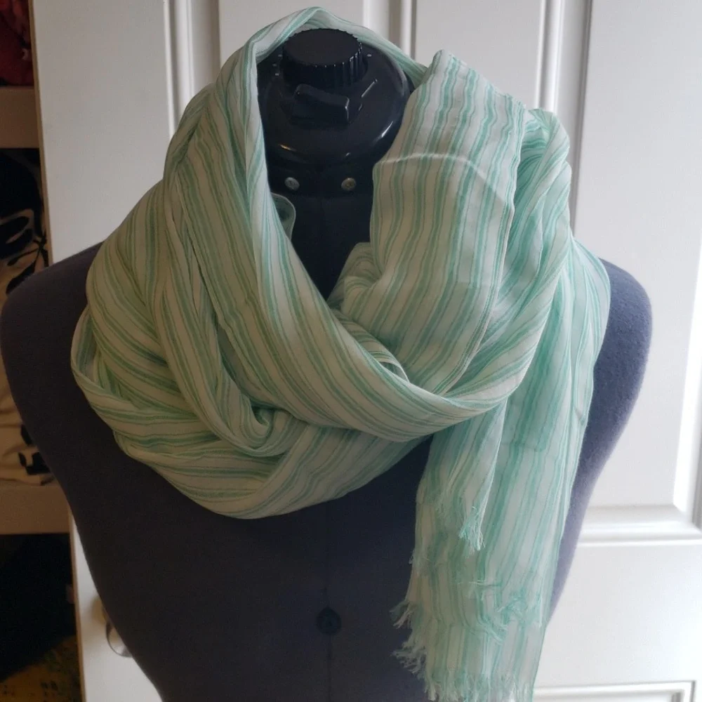 Banana Republic Scarf!🌹 - Picture 2 of 3